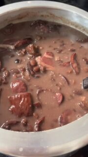 TRUQUES da Feijoada deliciosa!🍽️

🤭Sua família é igual a minha????
Se fez frio, logo já sabemos qual será o cardápio!!!
Mas, para fazer uma feijoada deliciosa e que não fique indigesta, é preciso alguns detalhes importantes antes e durante o preparo!
📝Primeiro você deve deixar o feijão de molho por no mínimo 12 horas (troque a água pelo menos 3 vezes).
Segundo, fervente os ingredientes antes de adicionar ao cozimento do feijão!
Terceiro, faça um chá bem forte com as folhas de louro, para depois acrescentar ao cozimento da Feijoada!
O CHÁ das folhas de louro além de dar um sabor muito especial, auxiliam na digestão, reduzindo gases e desconfortos abdominais!
Você sabia disso????

Agora é só preparar a feijoada para a sua família!
A minha adora!!!
🥰🥰🥰🥰🥰🥰🥰🥰🥰🥰🥰🥰
#feijoada #feijao #truquesculinarios #culinariafamiliar #receita #cozinhar #culinary