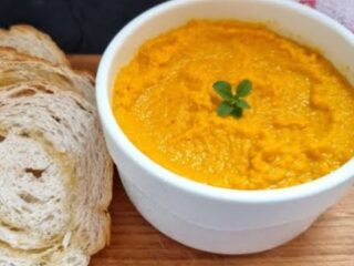 Patê super saudável!
🥕🥦🥔🧄🥕🥦🥔🧄

📝Ingredientes:
•2 cenouras grandes
•2 inhames
•Brócolis a gosto
•4 dentes de alho
•Azeite
•Sal a gosto 
•Páprica defumada 
•Pimenta do reino moída 
•Açafrão a gosto 

🥣Modo de preparo:
Em uma panela refogue o alho com azeite, coloque as cenouras, os inhames e os brócolis picados.
Adicione os temperos a gosto e também 300ml de água.
Deixe cozinhar em fogo baixo com a panela tampada por aproximadamente 20 minutos.
Deixe esfriar um pouco e coloque no liquidificador. Bata até ficar bem homogêneo com azeite à gosto, meio limão espremido e se necessário um pouco de água.
Pronto!
Agora é só servir com torradinhas!
Fácil! Saudável! Saboroso!

❤️Faz e me conta!

#culinary #culinaria #receita #receitafácil #receitasaudável #cenoura #inhame #brocolis #culinariafamiliar