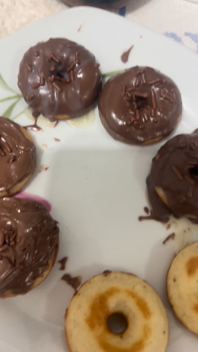 Minha mini chefe arrasa!!!
Está sempre inventando uma delícia pra fazer!
Hoje foi DONUTS 🍩 

#culinariafamiliar #minichef #filhanacozinha #dunots🍩