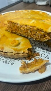 Massa podre básica🥧
250 gramas de farinha de trigo
125 gramas de manteiga
2 gemas de ovo
1 pitada de sal
50 mililitros de água

Misture a farinha, a manteiga, as gemas e o sal com a ponta dos dedos até formar uma farofa.

Aos poucos, vá pingando a água, enquanto mistura, até que a massa não grude mais nas mãos.

Forme uma bola, envolva em filme plástico e leva à geladeira por 20 minutos.

Abra a massa com um rolo e modele na sua forma de preferência, retirando os excessos das bordas,

Fure o fundo da massa em diversos pontos com um garfo.

Leve para assar em forno preaquecido a 200 graus Celsius por 10 minutos.

Use o recheio de sua preferência e leve para assar por mais 30 minutos ou até dourar.

❤️Faz e me conta!!!
#torta #massapodre #culinariafamiliar