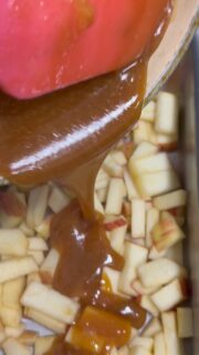 🍎BOLO DE MAÇÃ INVERTIDO🍎

Bom demais 😋

RECEITA⬇️⬇️⬇️⬇️⬇️

📝INGREDIENTES:

•3 maçãs grandes picadas 
•3 ovos
•1 xícara (chá) de açúcar 
•1 xícara (chá) de óleo 
•1 xícara (chá) de leite
•2 e 1/2 xícaras (chá) de farinha de trigo 
•Canela a gosto 
•1 colher (sopa) de fermento em pó 
•1 xícara (chá) de açúcar para a calda
•1/2 caixinha de creme de leite para a calda

🥣MODO DE PREPARO:

No liquidificador bater os ovos com o açúcar e o óleo. Colocar o leite, a farinha e a canela. Bater até ficar homogêneo. Acrescentar o fermento.
Em um tabuleiro, colocar as maçãs picadas (não tirei a casca).
Para a calda de caramelo, adicione o açúcar a panela em fogo baixo até derreter e dourar. Acrescente com cuidado o creme de leite e mexa.
Calda pronta, adicione por cima das maçãs, deixe esfriar um pouco e depois coloque a massa do bolo por cima.
Leve ao fogo pré aquecido (180graus) e faça o teste do palito para verificar se está completamente assado.

🥰FAZ E ME CONTA🥰