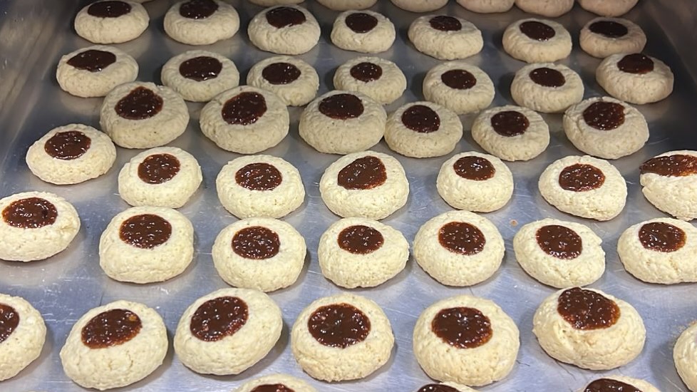 Bolachinhas de coco com doce de leite 
😋😋😋😋😋😋😋😋😋😋😋😋😋😋

Receita📝

INGREDIENTES:

•6 colheres (sopa) bem cheias de açúcar
fermento em pó químico
•2 colheres (sopa) rasas de fermento em pó
•2 xícaras (chá) de farinha de trigo
amido de milho
•2 xícaras (chá) de maizena
•1 1/2 xícara (chá) de coco ralado
•3 colheres (sopa) de manteiga ou margarina
•2 colheres (sopa) de óleo
•3 ovos
•doce de leite para decorar

MODO DE PREPARO 🥣

Coloque os ingredientes secos em uma tigela e misture bem.
Adicione os ingredientes restantes e amasse com as mãos até ligar a massa.
Faça rosquinhas no formato desejado.
Leve ao forno quente (180 graus) em tabuleiro levemente untado, até dourar.

Muito fácil e deliciosa😋
🥰FAZ E ME CONTA🥰

#receita #bolachinhas #receitafacilerapida #culinaria #culinary #bolachinhadecoco #culinariafamiliar