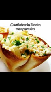 Vai receber visita em casa?
Aqui está uma receita deliciosa e fácil para agradar seus convidados!

CESTINHA DE RICOTA TEMPERADA!
📝INGREDIENTES:
•Massa de pastel 
•Ricota fresca
•Requeijão 
•Creme de leite 
•Salsinha e cebolinha 
•Sal a gosto 
•Azeitona 
•Temperos de sua preferência 
•Forminhas de empada 

🥣MODO DE PREPARO:
Comece cortando a massa de pastel (usei a própria forminha da empada como medida), disponha a massa dentro da forma e leve ao forno (180 graus) até começar a dourar as bordinhas.
Para depois RECHEIO usei uma ricota fresta, amassei com o garfo, adicionei 3 colheres de sopa de requeijão, meia caixinha de creme de leite, salsinha e cebolinha a gosto, sal a gosto, pimenta do reino moída e misturei.
(Você pode usar peito de frango desfiado também!)
Deixe as massinhas esfriarem, coloque o recheio e sirva!
❤️😋Muito fácil e delicioso😋❤️

🥰FAZ E ME CONTA🥰

#cozinha #culinaria #culinariafamiliar #cozinhafacil #ricota #cestinhadericota #massadepastel #fáciledelicioso