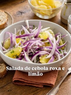 Eu não sei você, mas eu amoooo cebola roxa e limão! 🧅🍋‍🟩
Por isso faço essa salada quase todos os dias!
Ela acompanha perfeitamente churrasco, carnes assadas, peixes e até o bom e velho prato de arroz e feijão.

Ingredientes
 Cebolas roxas: 2 unidades médias
 Limões: 2 unidades (o limão-taiti funciona super bem, mas o limão-cravo ou siciliano dão um toque especial)
 Azeite de oliva extravirgem: A gosto (seja generoso)
 Sal e pimenta-do-reino moída na hora: A gosto
 Cheiro-verde (salsa e cebolinha) ou coentro: Picadinho, a gosto.
Em uma saladeira, junte as fatias de cebola escorridas e os gomos de limão.
 Esprema o suco que restou do miolo dos limões por cima.
 Tempere com o sal, a pimenta-do-reino e regue com um fio generoso de azeite de oliva.
 Finalize com as ervas frescas picadas (salsa, cebolinha ou coentro) e misture tudo delicadamente para não desmanchar os gomos de limão.
Dica:Descasque o limão com uma faca afiada, retirando toda a casca e a parte branca, deixando a polpa totalmente exposta.
 Com a faca, corte as laterais das membranas (as linhas brancas que separam os gomos) para liberar apenas os filetes/gomos puros da polpa.
 Corte esses gomos ao meio ou em três partes, dependendo do tamanho que preferir na salada. Reserve o miolo que sobrou para espremer o suco depois.

❤️Faz e me conta!
#culinariafamiliar #cebolaroxa #limao #receitafacil #receitasaudável