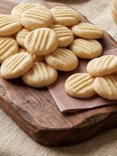 Bolacha Caseira de Polvilho da Vovó:
📝 Ingredientes
 2 copos de polvilho doce
 2 copos de farinha de trigo
 3 ovos
 3 colheres (sopa) de manteiga
 1 colher (sopa) de fermento em pós (tipo Pó Royal)
 1 xícara de açúcar
👩‍🍳 Modo de Preparo
1. Preparar a massa: Em uma tigela, coloque todos os ingredientes e misture-os muito bem até que se transformem em uma massa homogênea e macia.
2. Modelar: Modele as bolachas com as mãos no formato que você preferir (podem ser bolinhas, rosquinhas ou achatadas com um garfo).
3. Dispor na assadeira: Coloque as bolachas modeladas em uma forma previamente untada. Lembre-se de deixar um espaço entre elas para que não grudem quando crescerem.
4. Assar: Leve ao forno preaquecido a 180°C e deixe assar até que fiquem levemente douradas.
Depois é só retirar do forno, deixar esfriar um pouco e servir com um café fresquinho!

❤️Faz e me conta!
#culinariafamiliar #receitafácil #bolachadavovó