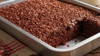 Aqui está uma receita infalível de um bolo de chocolate com café super fofinho, acompanhado de uma calda brilhante para finalizar.
📝 Ingredientes
Para a Massa:
 Farinha de trigo: 2 xícaras
 Açúcar: 1 xícara e meia
 Chocolate em pó (50% ou 32% cacau): 1 xícara (evite achocolatado para não ficar doce demais)
 Café coado forte (quente): 1 xícara
 Óleo: 1/2 xícara
 Ovos: 3 unidades
 Fermento em pó: 1 colher (sopa)
 Bicarbonato de sódio: 1/2 colher (chá) (ajuda a deixar o bolo bem escuro e macio)
 Sal: 1 pitada
Para a Calda de Café Espessa:
 Leite: 1 xícara
 Chocolate em pó: 4 colheres (sopa)
 Açúcar: 4 colheres (sopa)
 Manteiga: 1 colher (sopa)
 Café solúvel: 1 colher (chá) rasada
👩‍🍳 Modo de Preparo
1. Preparando a Massa
1. Preaqueça o seu forno a 180°C e unte uma forma (com furo no meio ou retangular) com manteiga e polvilhe chocolate em pó (assim o bolo não fica com aquela bordinha branca de farinha).
2. Em uma tigela grande, peneire a farinha de trigo, o chocolate em pó, o fermento e o bicarbonato. Adicione o açúcar e a pitada de sal. Misture bem esses secos.
3. No centro dos secos, adicione os ovos e o óleo. Comece a misturar com um batedor de arame (fouet) ou uma colher.
4. Vá adicionando o café coado quente aos poucos, mexendo continuamente. A água quente do café vai “ativar” o cacau, liberando um aroma incrível. Misture apenas até a massa ficar homogênea e fluida.
Assando o Bolo
1. Despeje a massa na forma untada.
2. Leve ao forno por cerca de 35 a 40 minutos. Para garantir que está pronto, faça o teste do palito: espete o centro do bolo, se sair limpo, está no ponto ideal.
3. Retire do forno e deixe amornar antes de desenformar.
3. A Calda
1. Em uma panela pequena, junte todos os ingredientes da calda (leite, chocolate, açúcar, manteiga e o café solúvel).
2. Leve ao fogo médio, mexendo sempre, até levantar fervura.
3. Assim que ferver, abaixe o fogo e continue mexendo por cerca de 5 minutos, até que ela engrosse levemente e fique bem brilhante.
4. Despeje a calda ainda quente sobre o bolo já desenformado.
#bolodechocolatecomcafé