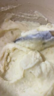 Purê de Batatas super cremoso!
🥔🥔🥔🥔🥔🥔🥔🥔🥔🥔🥔🥔

📝RECEITA
•5 batatas grandes
•Cream cheese a gosto 
•Creme de leite a gosto 
•1 colher (sopa) de manteiga 
•Sal a gosto 

🥣Modo de preparo:
Descasque e pique as batatas, coloque-as em uma panela, cubra com água e acrescente o sal.
Cozinhe até ficarem bem macias.
Escorra a água, volte as batatas para a panela, amasse bem, acrescente a manteiga, o cream cheese e o creme de leite.
Misture tudo, verifique o ponto de sal.
Prontinho!!! 
😋Simples assim!
🥰FAZ E ME CONTA!

#receitafacil #receitafamiliar #puredepatatas #batatas #pure #receitas #culinaria